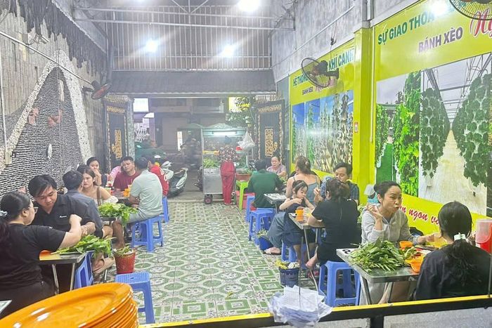 Khách đến quán có thể trải nghiệm tự hái rau ăn kèm.
