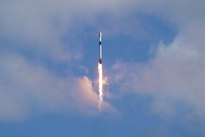 Tên lửa Falcon 9 của SpaceX cất cánh từ Trạm Lực lượng Vũ trụ Mũi Canaveral ngày 10/1/2025. Ảnh: CNN. 