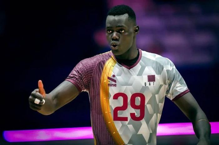  Sinh ra tại Nam Sudan và có quốc tịch Qatar, Mubarak mới có lần đầu ra mắt đội tuyển Qatar trong năm nay, thi đấu ở vị trí chủ công kiêm đối chuyền. Tại AVC Cup hồi tháng 6, trong trận đấu Qatar thua 1-3, Mubarak ghi tới 13 điểm trước Hàn Quốc, trong đó có 11 pha tấn công thành công sau 16 lần dứt điểm. Ở trận gặp Thái Lan, tài năng 13 tuổi tiếp tục ghi 12 điểm, gồm 5 điểm chắn bóng và 2 cú ace. Ảnh: AVC. 