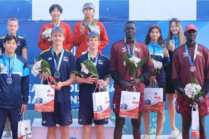  Trước khi khoác áo tuyển bóng chuyền Qatar, Mubarak còn từng giành huy chương đồng tại Giải vô địch bóng chuyền bãi biển U18 châu Á. Khi lên tuyển Qatar, chàng trai 13 tuổi kết hợp với Pape trở thành bộ đôi chắn bóng có chiều cao 2,10 m. Ảnh cắt từ clip/YouTube.
