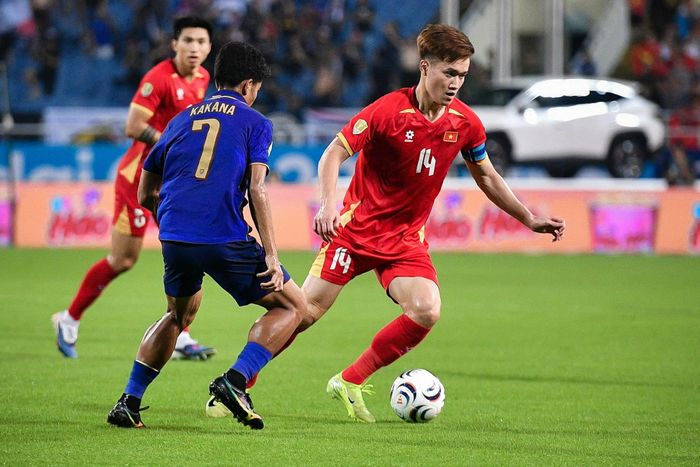  Nếu Xuân Son vắng mặt, vai trò của Hoàng Đức càng quan trọng trong việc đưa bóng qua tuyến giữa thay vì phụ thuộc vào những đường chuyền dài. 
