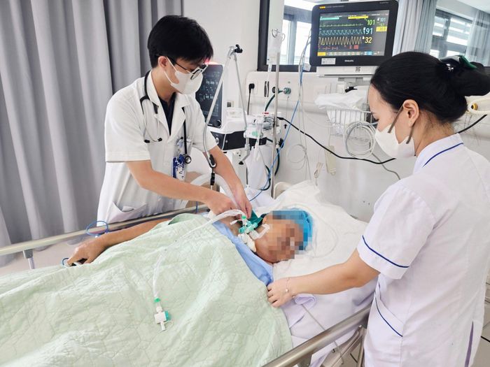  Người phụ nữ 71 tuổi mắc uốn ván toàn thể, phải mở khí quản và thở máy để hỗ trợ hô hấp, bảo vệ đường thở. Ảnh: BVCC. 
