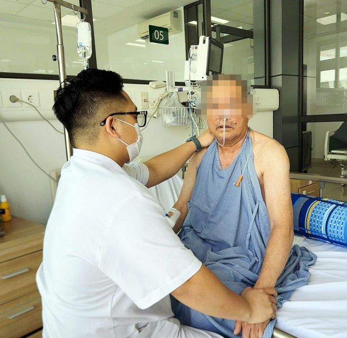  Người đàn ông 65 tuổi mắc uốn ván sau vết xước ở khuỷu tay khi chặt tre, phải điều trị tích cực trong 25 ngày. Ảnh: BVCC. 