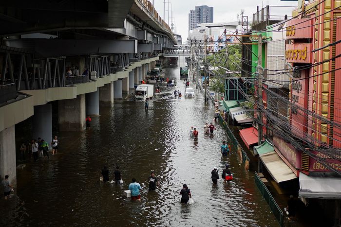 Tình trạng ngập lụt ở thủ đô Bangkok (Thái Lan). Ảnh: EPA, Reuters