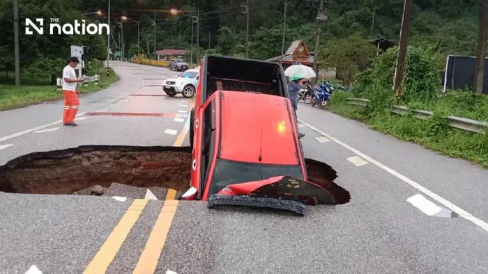  Một chiếc xe bán tải lao xuống đoạn cầu Khao Chik bị sập ở Rayong sau khi dòng nước lũ chảy xiết cuốn trôi đất đá bên dưới công trình. Ảnh: Nation. 