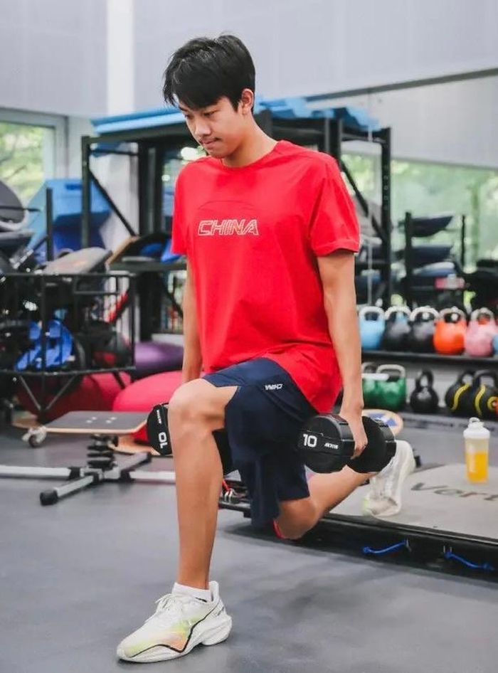  Bước tiến rõ rệt trong sự nghiệp bơi lội của Zhang xuất hiện vào năm 2025. Tại Đại hội Thể thao toàn quốc Trung Quốc, Zhang giành HCV ở các nội dung 200 m, 400 m và 800 m tự do. Anh cũng phá kỷ lục trẻ thế giới ở 400 m với thành tích 3 phút 42,82 giây. Ảnh: Weibo. 