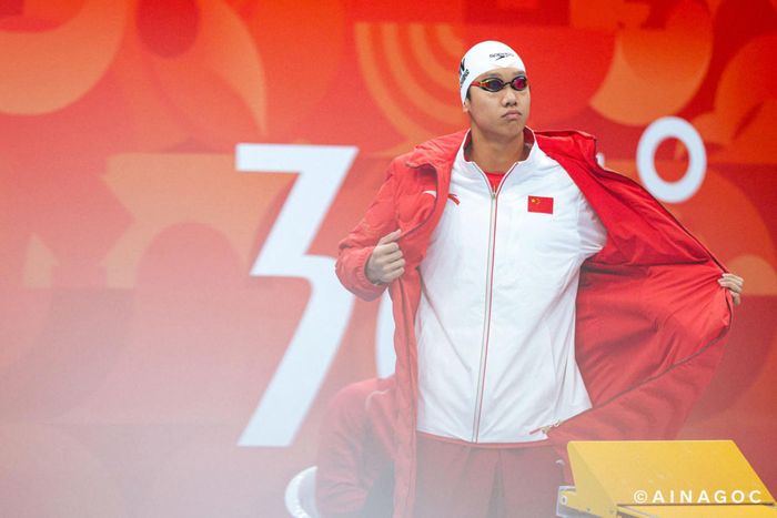  "Mục tiêu của tôi là Olympic", kình ngư 19 tuổi bày tỏ mong muốn hướng đến Los Angeles (Mỹ) 2028. Tại Aichi-Nagoya (Nhật Bản), Zhang đăng ký 8 nội dung và giành 7 HCV, chỉ không giành huy chương ở 100 m tự do khi về thứ 4. Bảy tấm HCV đến từ các nội dung 200 m, 400 m, 800 m, 1.500 m tự do, 4x100 m tự do, 4x200 m tự do và 4x100 m hỗn hợp tiếp sức. Ở nội dung 4x100 m hỗn hợp, anh thi đấu vòng loại nhưng vẫn nhận HCV cùng đội Trung Quốc. Ảnh: AINAGOC. 