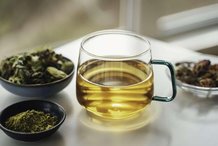  Trà để lâu ở nhiệt độ phòng có thể bị biến đổi chất lượng, đặc biệt trong thời tiết nóng. Ảnh: Shutterstock. 