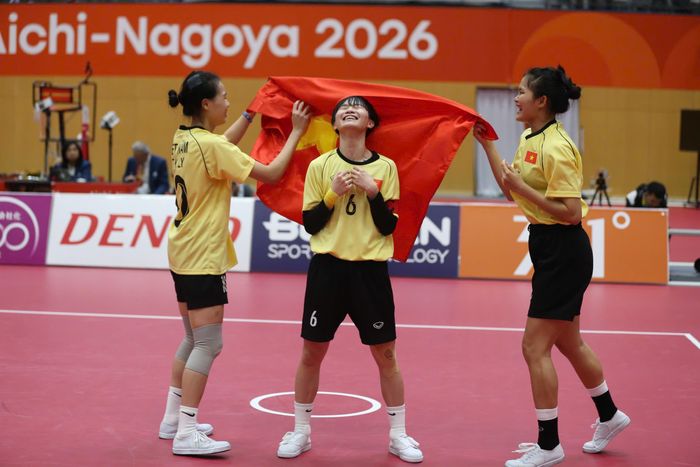 Ba cầu thủ đội cầu mây đôi nữ Việt Nam đoạt huy chương vàng ASIAD 20. Từ trái sang phải: Nguyễn Thị Khánh Ly, Nguyễn Thị Thu Trang và Lê Thị Hồng Liên. Ảnh: Hiếu Chiến.