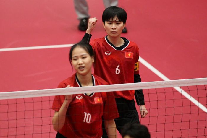 Đội cầu mây đôi nữ Việt Nam phần nào giải tỏa áp lực sau trận thắng Myanmar ở lượt hai vòng bảng. Ảnh: Bùi Lượng.