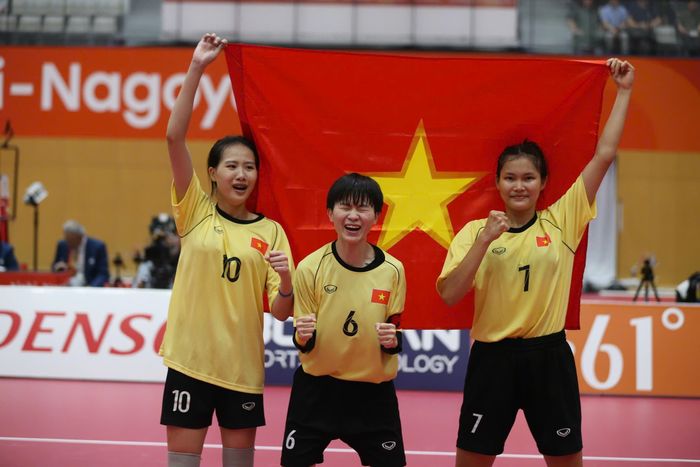 Niềm vui của các vận động viên cầu mây nữ Việt Nam. Ảnh: Hiếu Chiến.