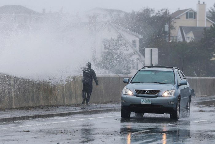 Sóng lớn ập vào Hampton, New Hampshire, trong một trận bão ngày 27/9. Ảnh: Reuters.