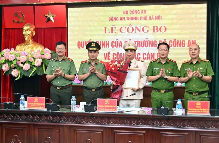  Trung tướng Nguyễn Thanh Tùng cùng các đồng chí trong Đảng ủy - Ban Giám đốc Công an TP Hà Nội tặng hoa chúc mừng Đại tá Trần Văn Quang. 