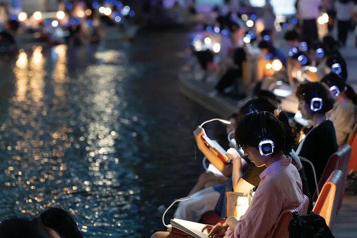 Giới trẻ đọc sách bên bờ sông tại thư viện ngoài trời ở Seoul (Hàn Quốc). Ảnh: Thư viện Thủ đô Seoul.