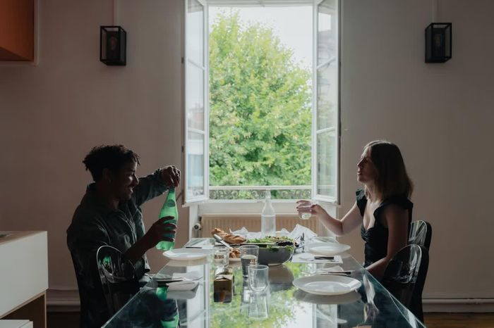 Brian Aggrey và Phoebe Novack tại Fontainebleau, Pháp. Ảnh: Wall Street Journal. 