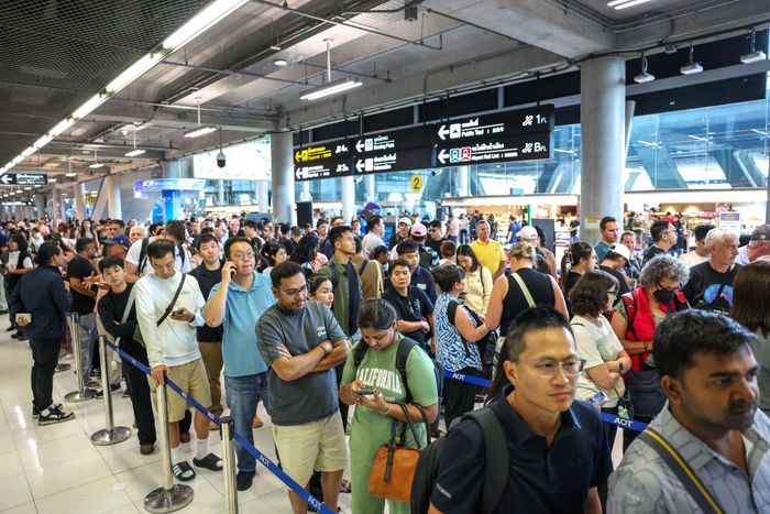  Hành khách xếp hàng nhận hành lý từ các chuyến bay của Thai Airways tại sân bay quốc tế Suvarnabhumi ngày 29/9. Ảnh: Reuters.