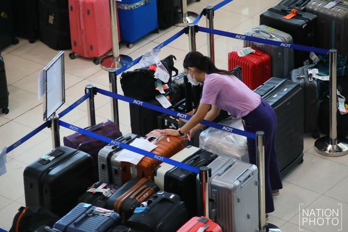 CEO Thai Airways Chai Eamsiri cho biết tình trạng thiếu nhân sự nghiêm trọng do ngập lụt đô thị khiến nhiều nhân viên phục vụ mặt đất không thể đi làm, dẫn đến hàng nghìn hành lý ùn ứ tại sân bay Suvarnabhumi. Theo ông Chai, đơn vị không chỉ phục vụ mặt đất cho các chuyến bay của hãng mà còn đảm nhận dịch vụ này cho nhiều hãng hàng không đối tác tại Suvarnabhumi, khiến khối lượng công việc tăng cao trong thời điểm thiếu nhân lực. Hãng đang chủ động hủy một số chuyến bay, chuyển một phần công việc phục vụ mặt đất cho đơn vị bên ngoài và phối hợp Thai Post để vận chuyển số hành lý tồn đọng tới nơi lưu trú của hành khách. Ảnh: Nation Thailand.