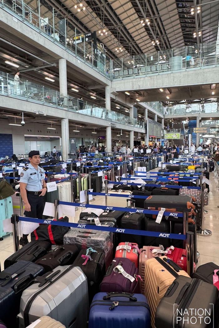Khối lượng hành lý chất đống tại sân bay Suvarnabhumi tính đến sáng 29/9. Tình trạng càng nghiêm trọng khi một số xe kéo hành lý gặp trục trặc kỹ thuật, làm chậm quá trình chất hành lý lên máy bay và dỡ hành lý từ các chuyến bay vừa hạ cánh. Hành lý của hành khách trên 52 chuyến bay khai thác trong 2 ngày 26 và 27/9 vẫn đang được phân loại và chuyển trả. Ảnh: Nation Thailand, Thai Enquirer.