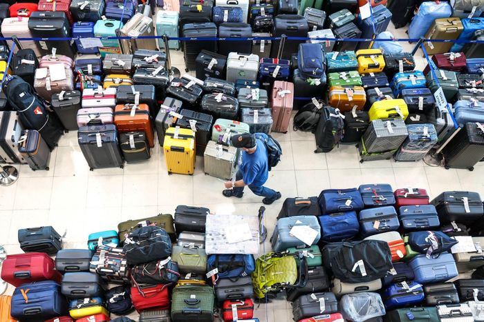  Sân bay Suvarnabhumi nằm tại tỉnh Samut Prakan, cách trung tâm Bangkok khoảng 25 km. Đây là sân bay lớn nhất Thái Lan và một trong những trung tâm hàng không nhộn nhịp nhất thế giới, thay thế vai trò sân bay quốc tế chính của Don Mueang từ năm 2006. Công suất hiện tại của sân bay là 45 triệu hành khách/năm. Ảnh: Reuters.