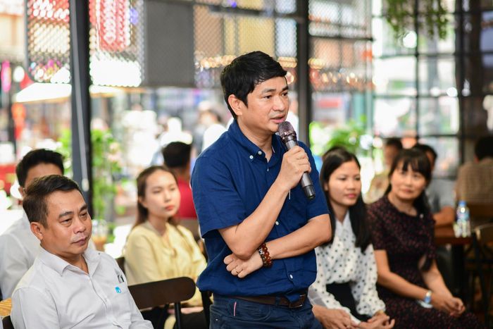  Ông Cao Văn Hân, đại diện Quán sách Mùa Thu cùng Con Mèo Nhỏ, cho rằng hoạt động này cần sự bảo trợ chính thức từ cơ quan quản lý. Việc minh bạch hóa thị trường sách quý vừa giúp tôn vinh di sản tri thức, vừa huy động được nguồn lực xã hội hóa cho văn hóa đọc. 