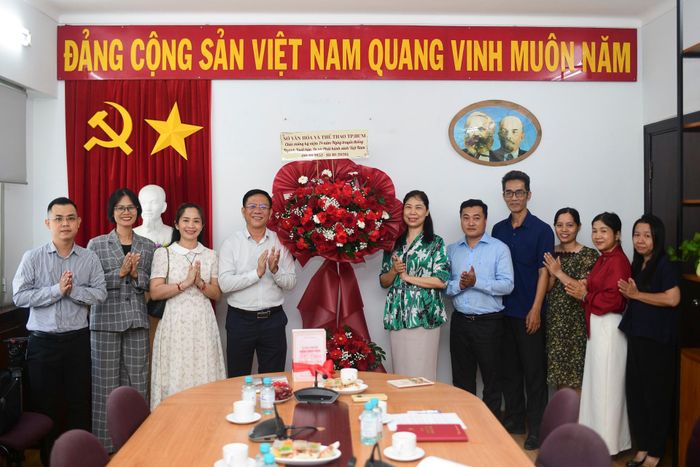  Đồng tình với những định hướng mở rộng không gian văn hóa đối ngoại của Thành phố, TS Nguyễn Thị Quỳnh Nga, Giám đốc chi nhánh NXB Chính trị quốc gia Sự thật tại TP.HCM, khẳng định đơn vị sẵn sàng đồng hành cùng Thành phố trong các dự án sắp tới. Hai bên cùng trao đổi về những phương án đưa sách tới học sinh vùng biên giới và dán mã QR đọc sách miễn phí tại các bến xe, sân bay. 
