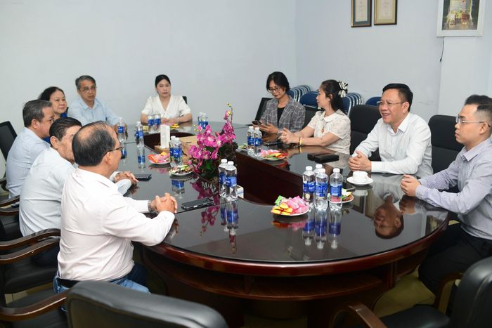  Trong ngày 29/9, đoàn công tác cũng đến thăm và làm việc cùng Hội In TP.HCM. Buổi gặp mặt tập trung tháo gỡ khó khăn cho các doanh nghiệp in ấn trên địa bàn. 