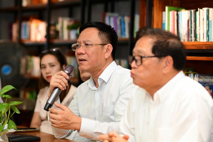  Tại buổi thảo luận, các đại biểu đã trao đổi nhiều nội dung như đăng ký TP.HCM trở thành Thành phố Sách thế giới với UNESCO, đưa tiết đọc sách vào trường học và phủ xanh thông tin chính thống trên mạng xã hội. Bên cạnh đó, ý tưởng tổ chức các phiên đấu giá sách quý, giá trị cao cũng nhận được sự đồng thuận từ các đơn vị xuất bản, phát hành. 