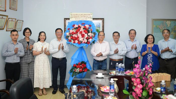  Ông Nguyễn Ngọc Hồi cũng dành thời gian trao đổi với Hội In TP.HCM về mục tiêu đổi mới công nghệ và mở rộng thị trường xuất khẩu. Theo ông, sự đoàn kết giữa các doanh nghiệp hội viên, kết nối chặt chẽ giữa nhà nước và doanh nghiệp sẽ tạo ra nền tảng vững chắc cho sự phát triển vươn tầm quốc tế. 