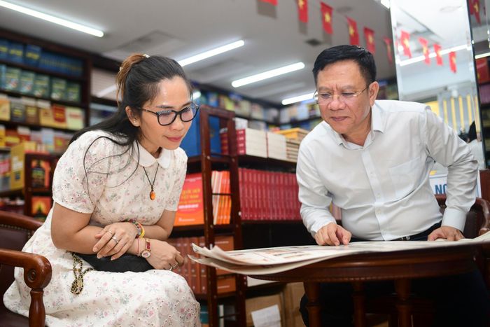  Ngày 29/9, ông Nguyễn Ngọc Hồi, Phó giám đốc Sở Văn hóa và Thể thao TP.HCM - Phó chủ tịch Hội Xuất bản Việt Nam, cùng bà Lâm Thị Xuân Hương, Phó trưởng phòng Báo chí - Xuất bản, tới thăm Chi nhánh Nhà xuất bản (NXB) Chính trị quốc gia Sự thật tại TP.HCM. 