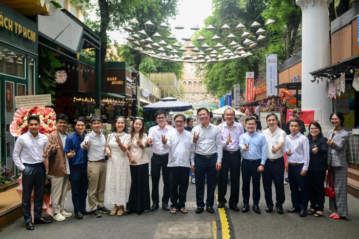  Chuỗi hoạt động thăm và làm việc lần này tiếp tục hiện thực hóa Kế hoạch do UBND TP.HCM ban hành ngày 22/9 về triển khai các chỉ thị phát triển ngành. Thành phố quyết tâm xây dựng ngành xuất bản, in và phát hành theo hướng hiện đại, chuyên nghiệp, số hóa mạnh mẽ. Mục tiêu đến năm 2030 nâng tỷ lệ đọc bình quân lên 7-8 bản sách mỗi người một năm, đưa TP.HCM trở thành trung tâm xuất bản hàng đầu khu vực. 