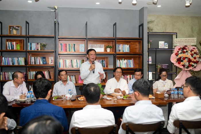  Đoàn công tác dành thời gian làm việc với văn phòng đại diện phía Nam của Hội Xuất bản Việt Nam, Công ty Đường sách TP.HCM và các đơn vị có gian hàng tại đây. Lãnh đạo Sở Văn hóa và Thể thao đã chia sẻ về mục tiêu chiến lược nâng tầm vị thế văn hóa của đô thị. Trong đó, sách đóng vai trò "hạt nhân trong hệ sinh thái kiến tạo các giá trị", đúng theo tinh thần Chỉ thị 04 của Ban Bí thư. 