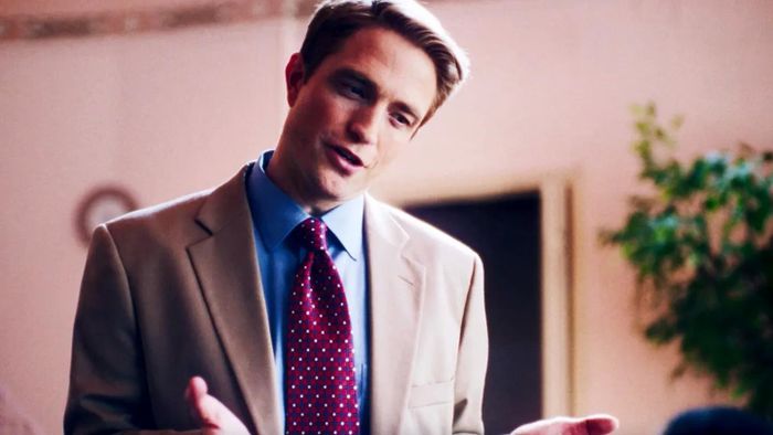 Robert Pattinson trong vai nhà báo Chris Hansen của Dateline NBC.