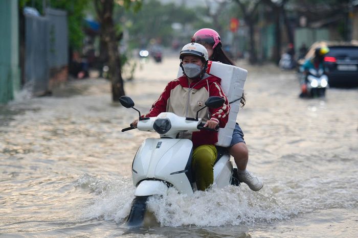  Tình trạng ngập do triều cường những ngày qua tập trung ở nhiều tuyến đường khu Nam TP.HCM như Nguyễn Bình, Nguyễn Hữu Thọ, Lê Văn Lương, Trần Xuân Soạn, Huỳnh Tấn Phát, Lương Văn Quỳ, Phạm Hữu Lầu, Nguyễn Lương Bằng. Chiều 28/9, triều cường trên hệ thống sông Sài Gòn - Đồng Nai dâng cao, nước từ các tuyến kênh rạch tràn lên đường, khiến nhiều khu vực thấp trũng ở phía Nam TP.HCM ngập đúng giờ tan tầm. Ảnh: Duy Hiệu. 