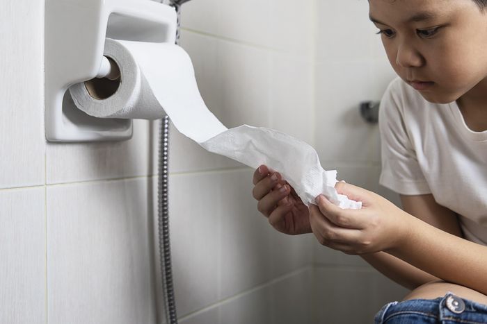  Trẻ mắc bệnh đường ruột mạn tính, gây nôn ói, tiêu chảy hoặc kém hấp thu kéo dài, có thể tăng nguy cơ thiếu canxi. Ảnh: Magnific.