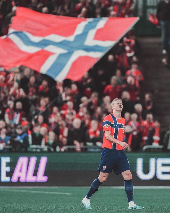 Erling Haaland góp phần đưa phong cách sơ vin trở lại sân cỏ. Ảnh: Lise Aserud/NTB/Reuters; Sports Illustrated FC/X.