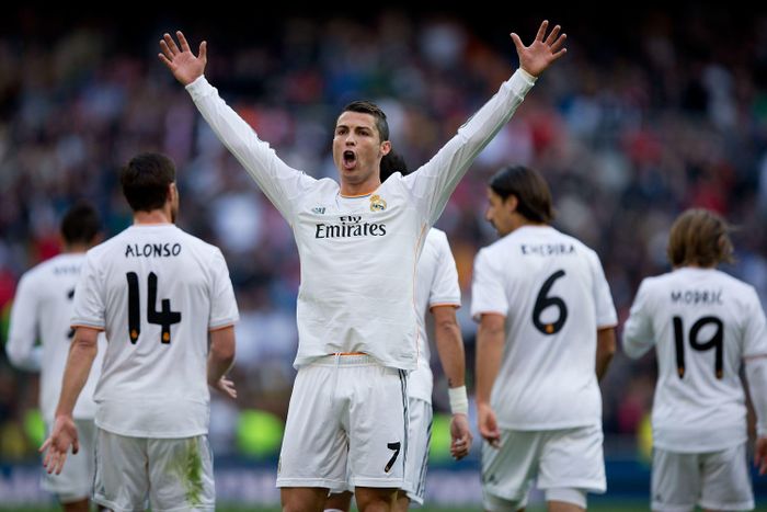 Ronaldo cũng từng xuất hiện trên sân với áo đấu được sơ vin như một dấu ấn phong cách cá nhân. Ảnh: Gonzalo Arroyo Moreno.