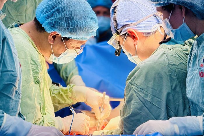 Các mạch máu được nối tỉ mỉ bằng những mũi khâu nhỏ, bảo đảm đường nối kín và duy trì dòng máu lưu thông đến quả thận ghép. Ảnh: Bệnh viện Nhân dân Gia Định.