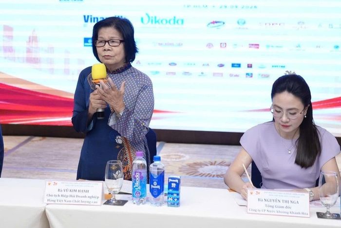  Bà Vũ Kim Hạnh, Chủ tịch Hiệp hội Doanh nghiệp HVNCLC, phát biểu tại họp báo. Ảnh: BTC.