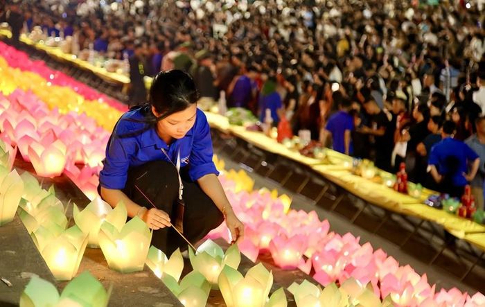 Hàng nghìn hoa đăng đã được thắp và thả xuống sông