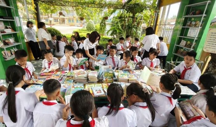 Trong khuôn khổ chương trình, xe thư viện lưu động phục vụ học sinh với nhiều đầu sách và hoạt động đọc trực quan, sinh động