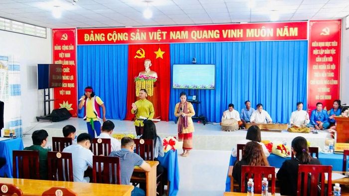 Câu lạc bộ Dì kê xã Ô Lâm biểu diễn trong buổi tổng kết hoạt động của Câu lạc bộ