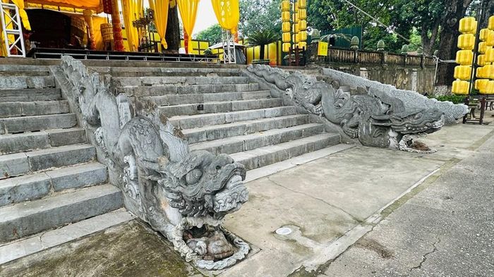Đôi rồng đá thềm trước điện Kính Thiên - Bảo vật quốc gia
