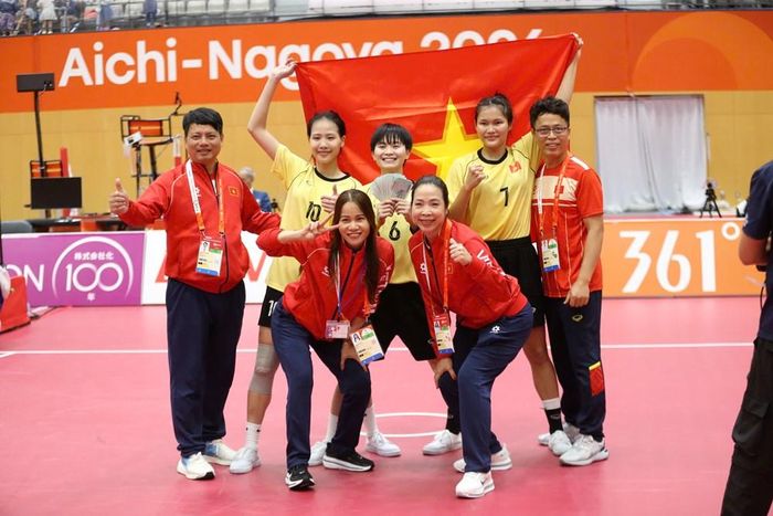 Các bác sĩ hoà chung niềm vui của đội tuyển cầu mây Việt Nam