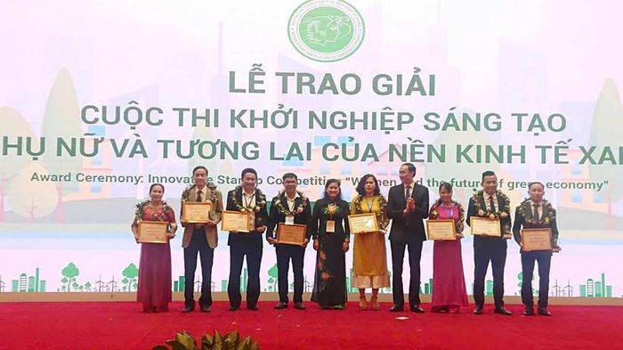 Chị Nguyễn Thị Anh Đào (ngoài cùng bên trái) tại lễ trao giải cuộc thi khởi nghiệp sáng tạo