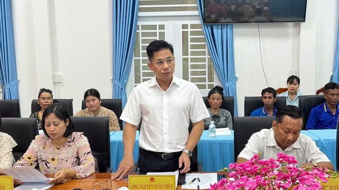 Ông Nguyễn Xuân Thủy, Phó Cục trưởng Cục GDNN-GDTX, Trưởng đoàn công tác, (người đứng) phát biểu tại buổi làm việc