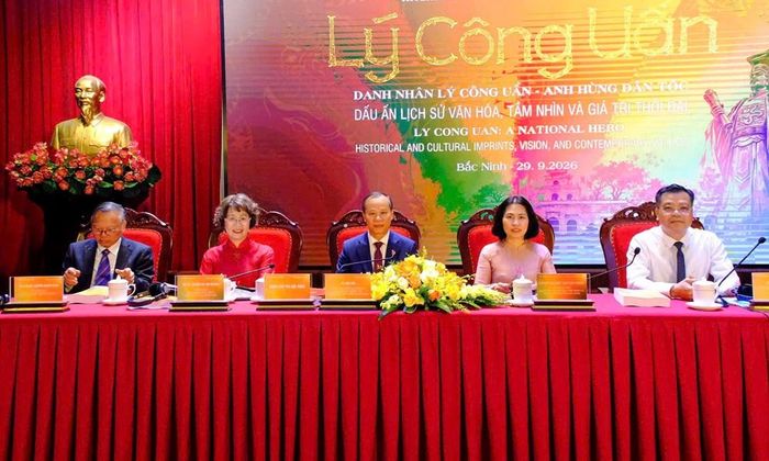 Các đại biểu chủ toạ Hội thảo