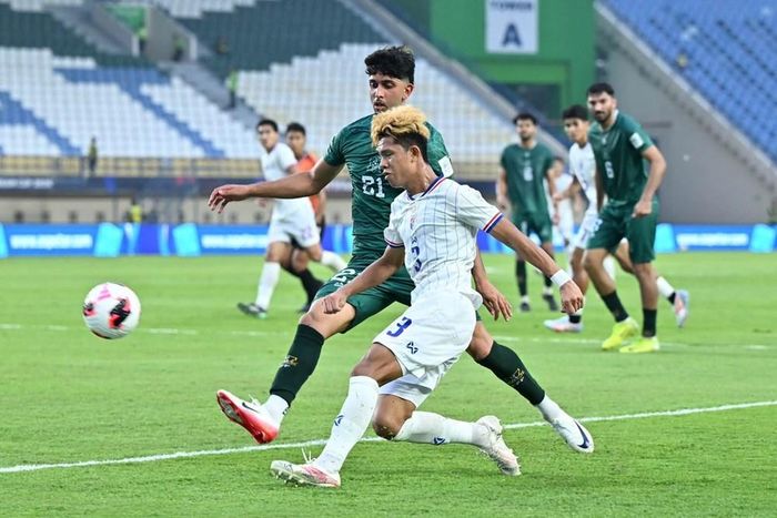 Đội tuyển Thái Lan (áo trắng) thể hiện sức mạnh khi thắng Pakistan 4-0 ở trận ra quân. Ảnh: FAT