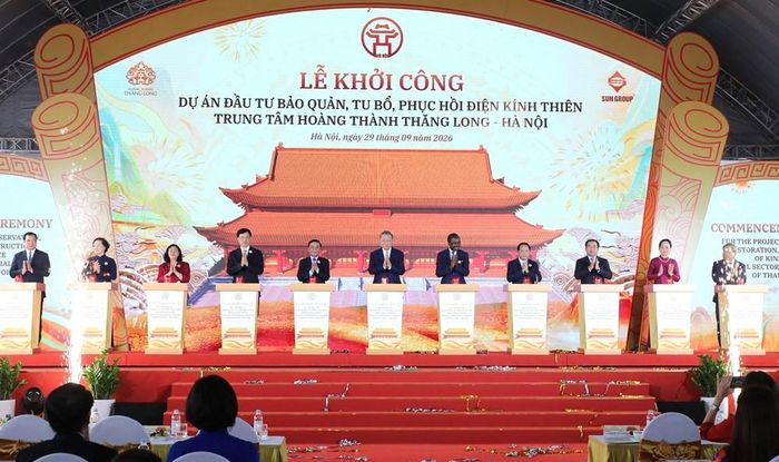 Tổng Bí thư, Chủ tịch nước Tô Lâm và các đại biểu thực hiện nghi thức khởi công Dự án đầu tư Bảo quản, tu bổ, phục hồi Điện Kính Thiên