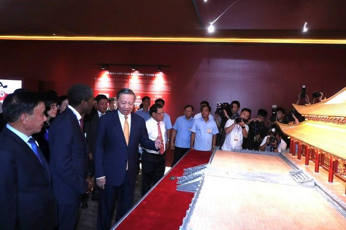 Tổng Bí thư, Chủ tịch nước Tô Lâm tham quan trưng bày mô hình không gian điện Kính Thiên
