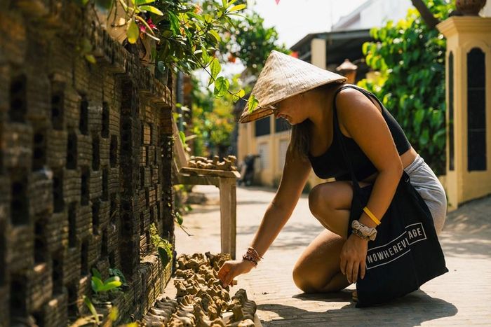 Du khách thích thú với các mặt hàng lưu niệm từ gốm Thanh Hà